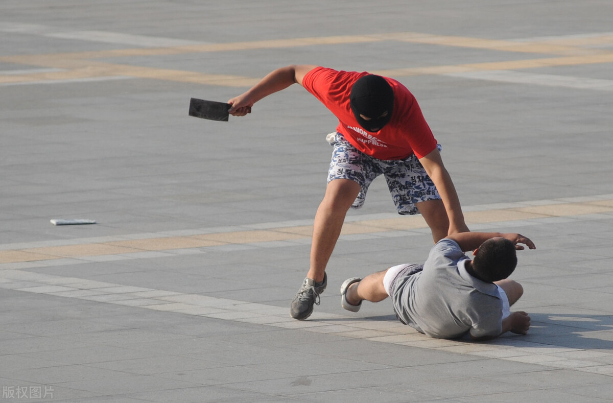 发现妻子竟和陌生男人反锁在家,拿起刀踹门就砍人!