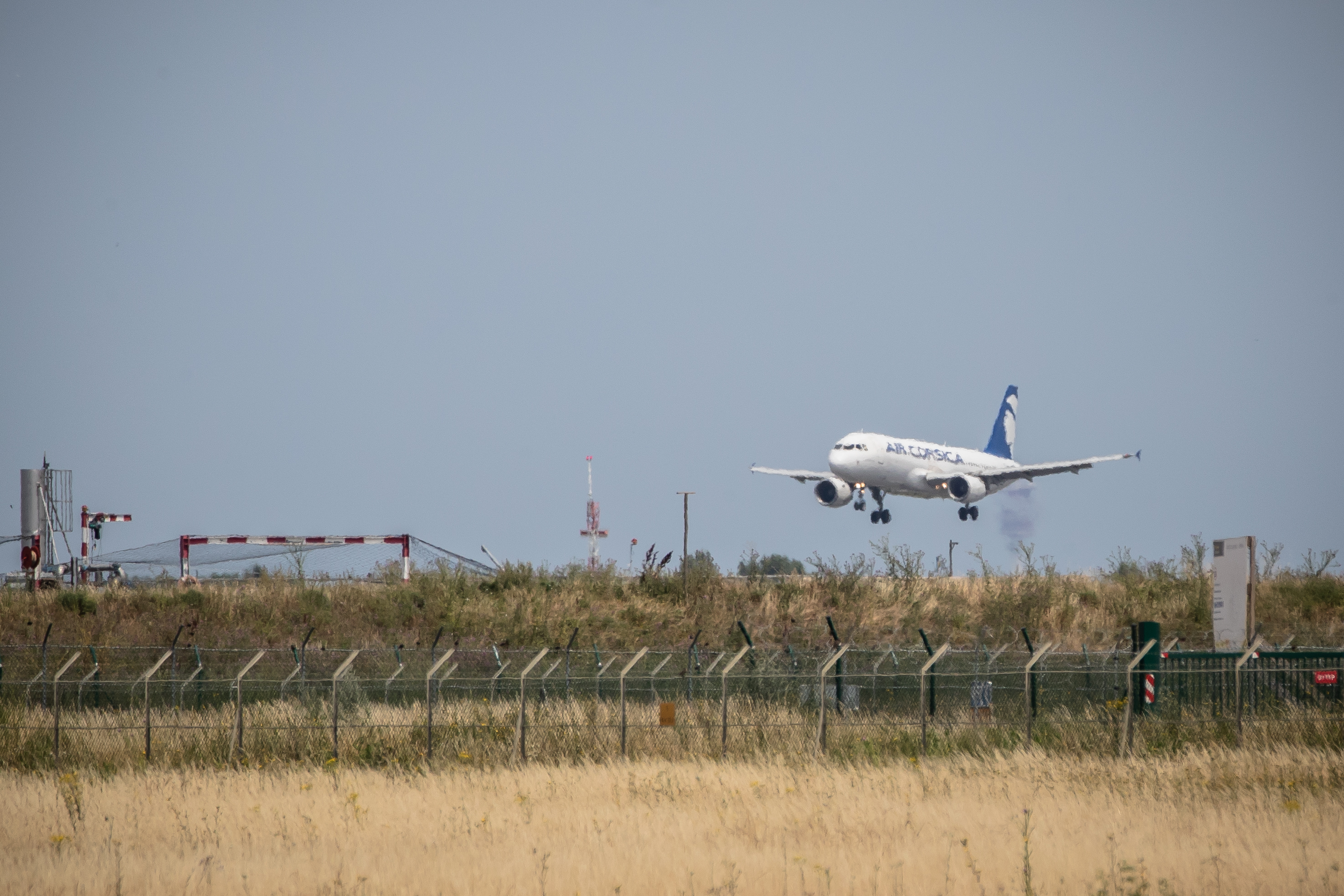 法国巴黎奥利机场重新开放