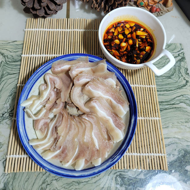 白灼猪耳朵,清爽可口不油腻,搭配蘸料真的很美味!