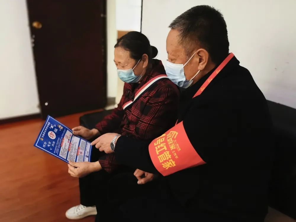 荆门市掇刀区七一桥社区"红管家"李爱佳:让群众满意 给党旗增辉