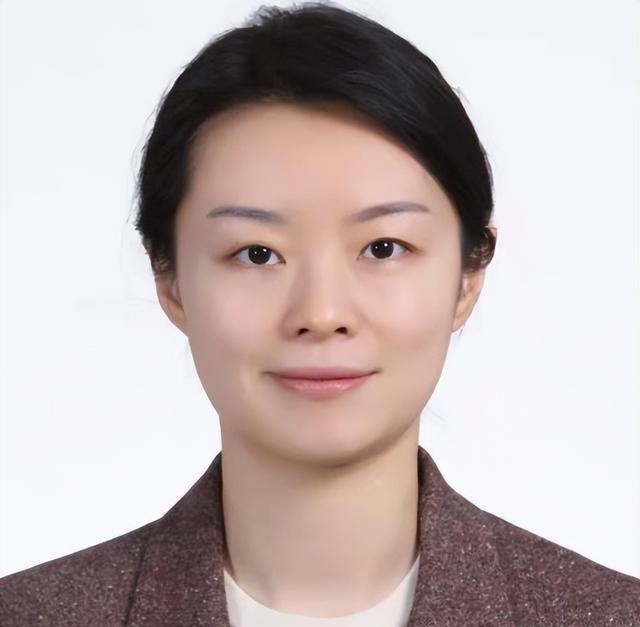 王延轶作为艺术生考入北大,毕业后成导师之妻,目前高职让人羡慕