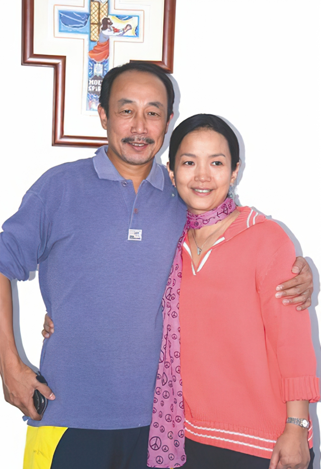 67岁张丰毅近况曝光!头发花白身体好,与年轻女子合影很开心