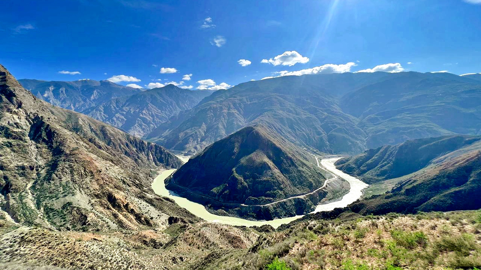 云南德钦飞来寺海拔多少米,卡瓦格博峰日照金山是在这里看吗?