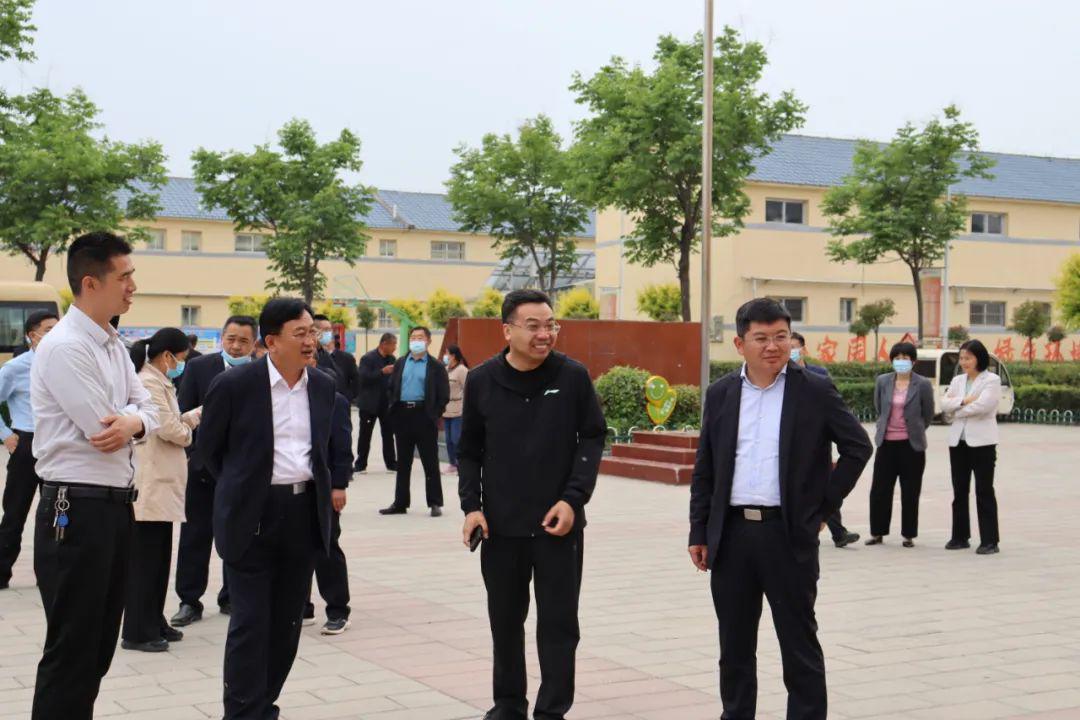 郭屯镇组织人员集体到巨野柳林镇参观学习