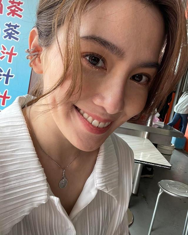 许蓝方「零修图特写」泄38岁真实状态!认发错照:团队提醒才知