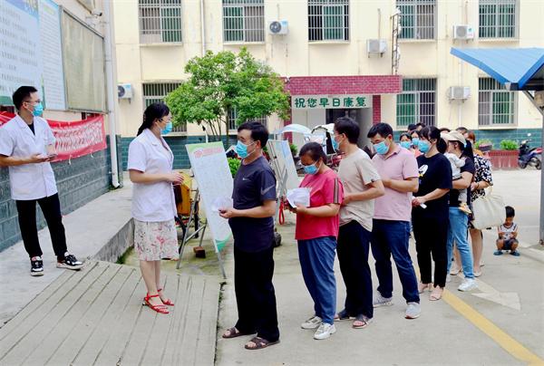 寧強縣大安鎮中心醫院正在組織人員有序接種.