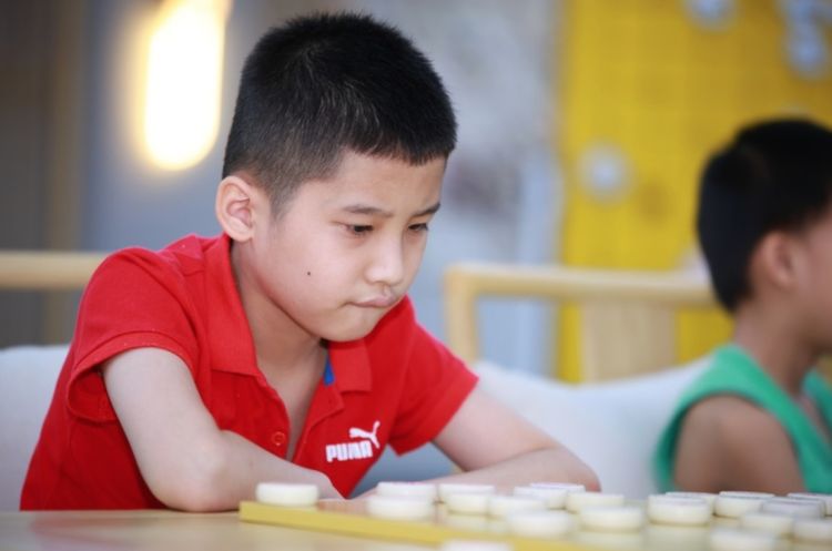 "全民健身日"象棋推广深圳主会场 大师李少庚带来公益讲堂