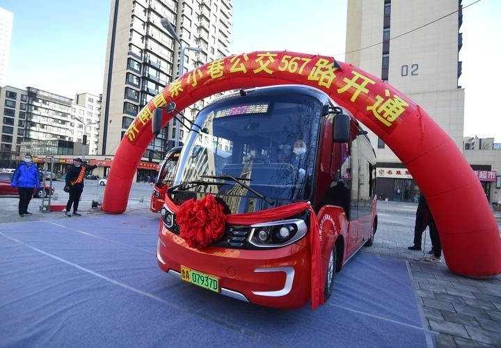 济南6米长的纯电动公交车"红墩墩"开进小巷子