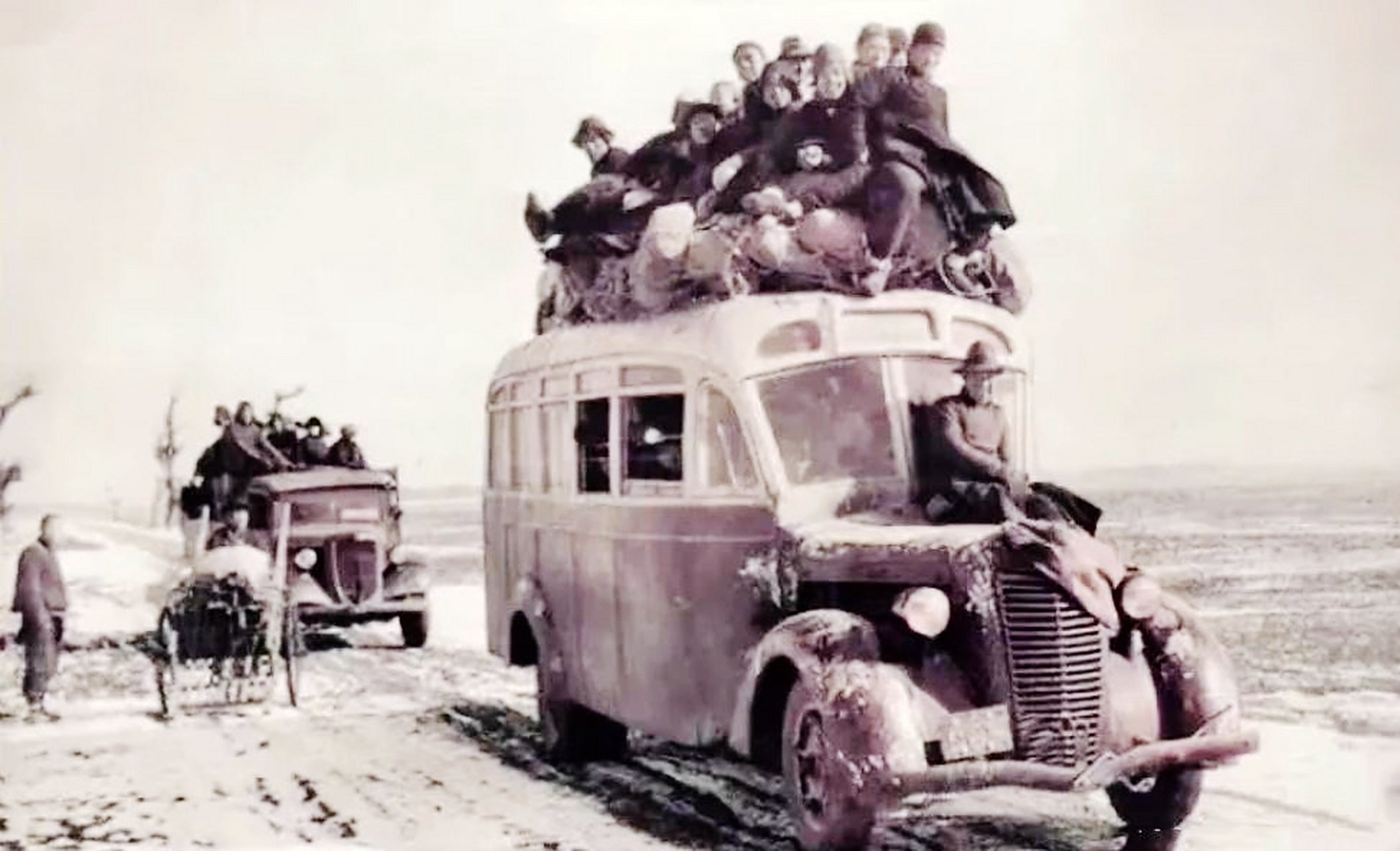 1940年民国时期,两辆"拥挤"的公共汽车从北平开往天津.