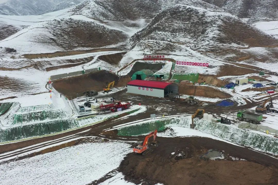 西成铁路东祁连山隧道进口正式进洞施工