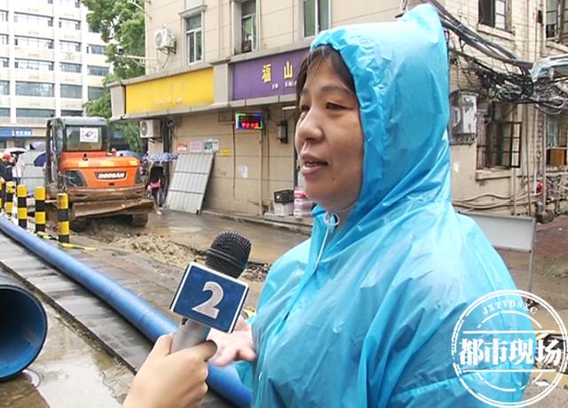 南昌:福山路暴雨后积水过膝 现在 正在改变