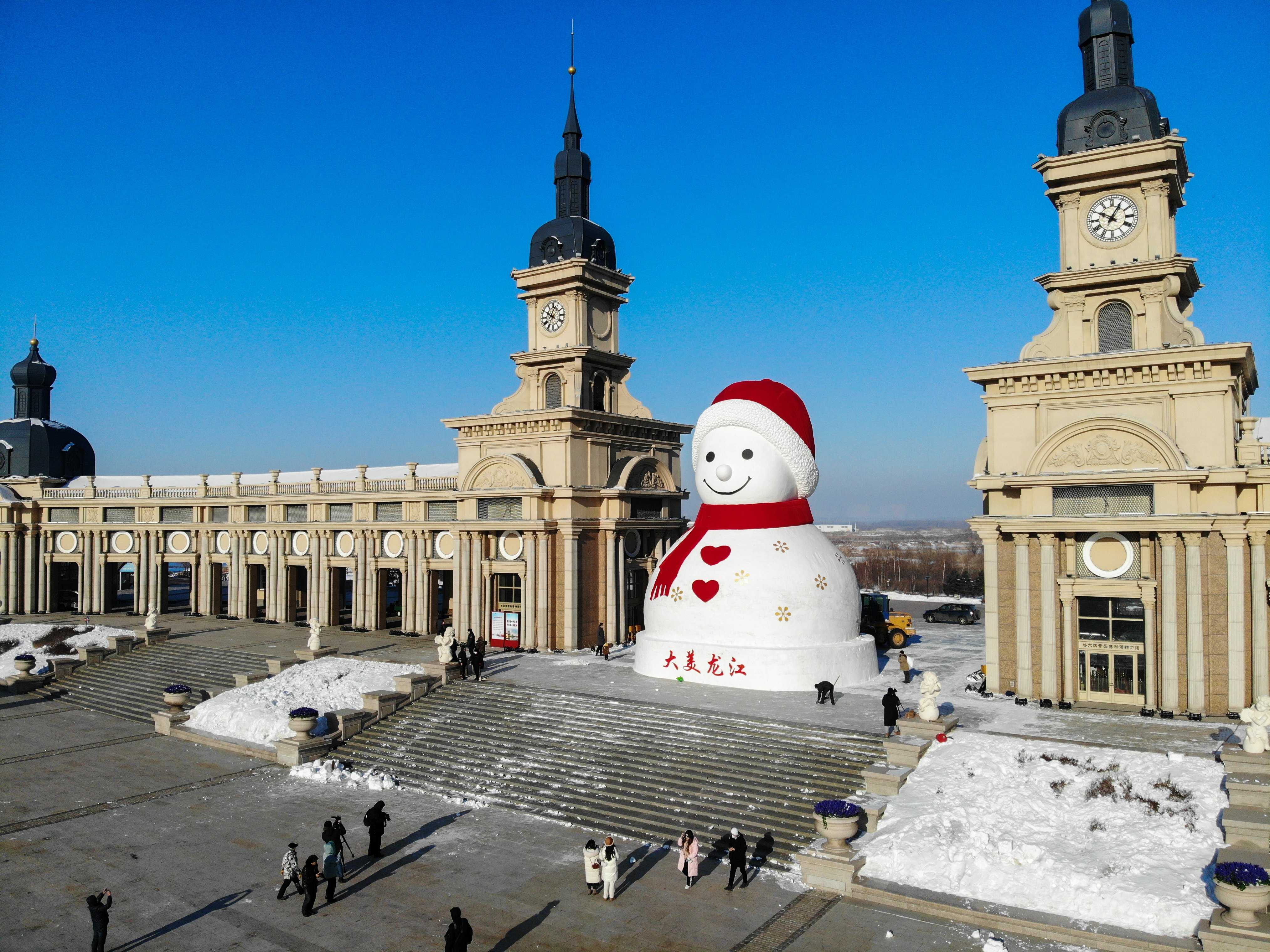 哈尔滨"超治愈"大雪人"回归"松花江畔(2)