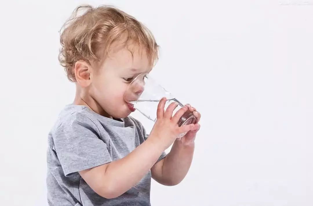 孩子真的需要多喝水才能快速康复吗?其实未必