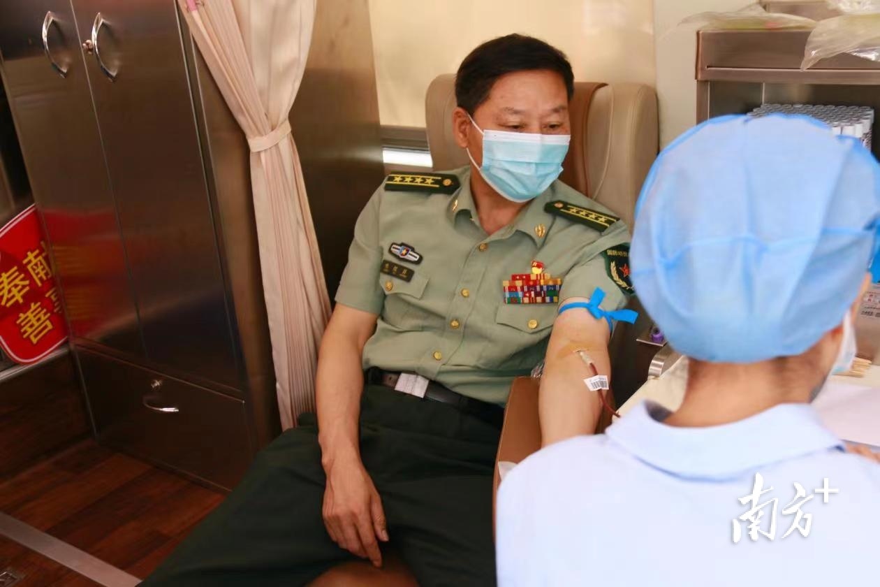 梅州军分区组织开展无偿献血活动,献血量达7900毫升