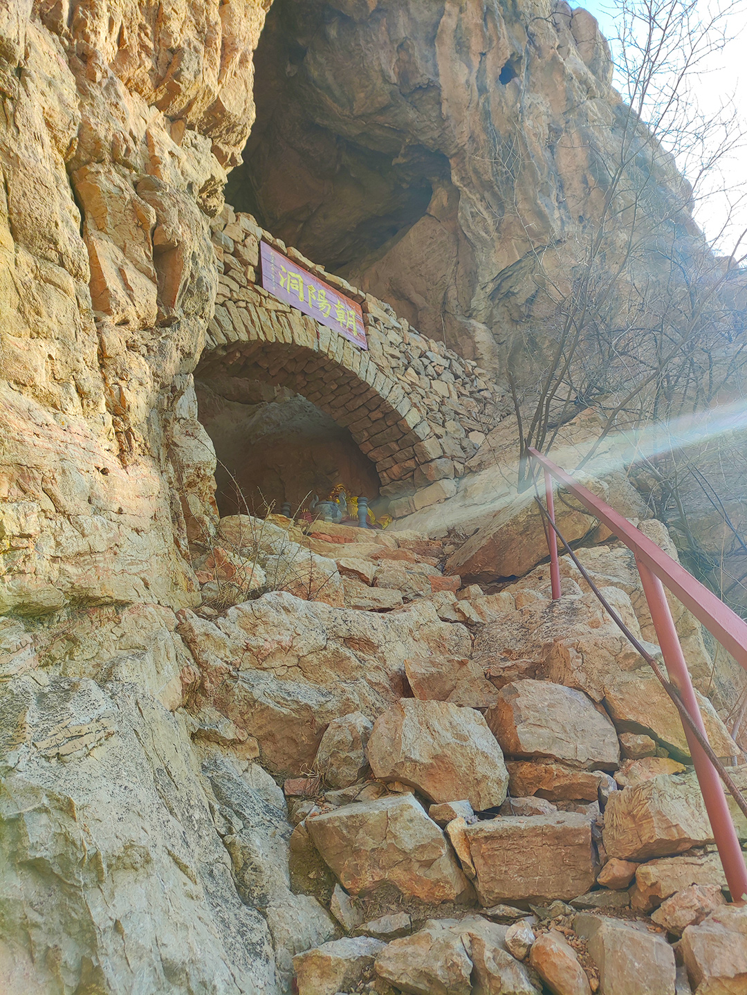石家庄井陉皇都村,一道天门临空西屏山,它是大寨洞望向天空的眼