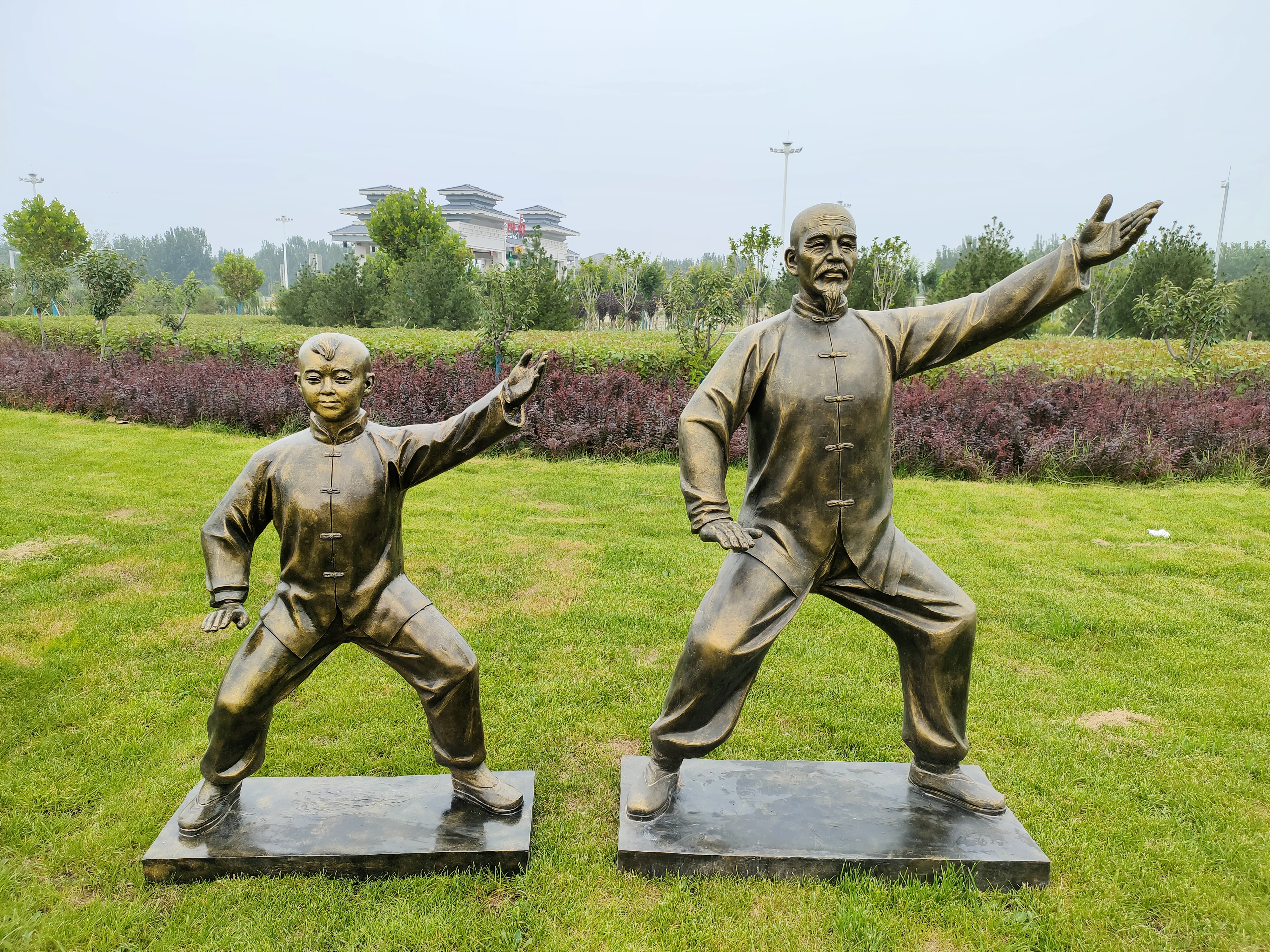 园林景观雕塑小品人物童年玩耍三人行玻璃钢展馆地产