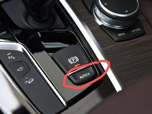 宝马新一代3系的主动刹车系统控制开关隐藏在中控台下方,紧邻双闪警示