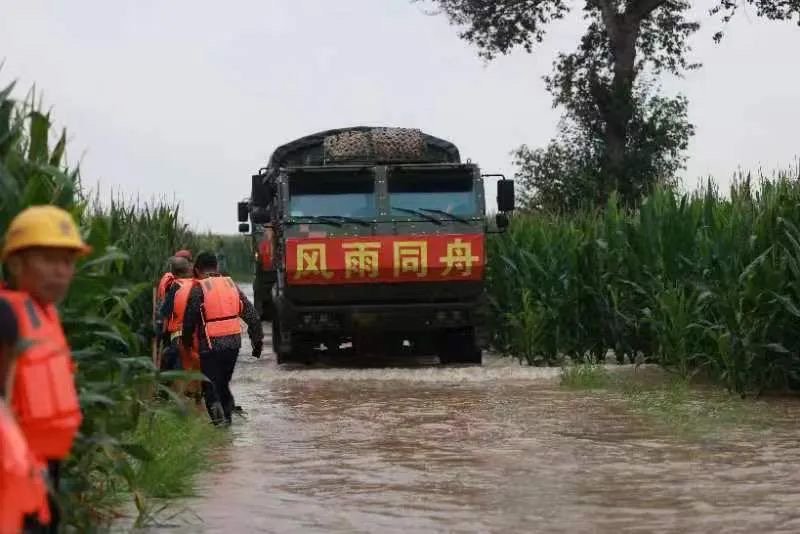 "白老虎连"拉林河畔加固堤坝保安全