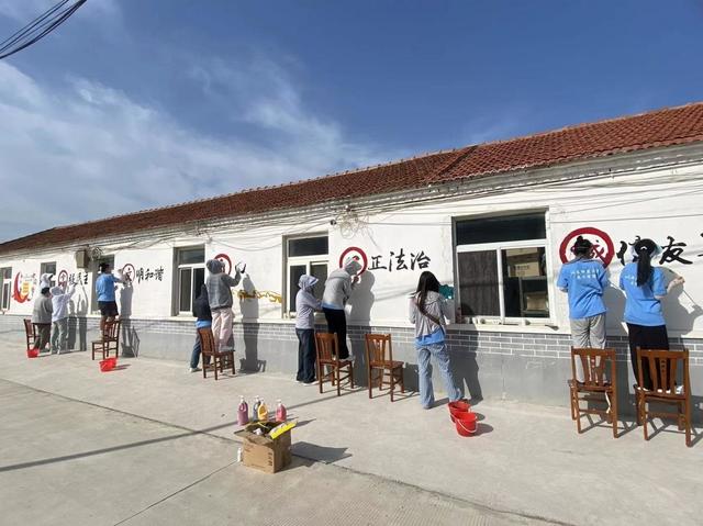 山师美术学院"蒲公英"社会实践队手绘墙画扮靓乡村