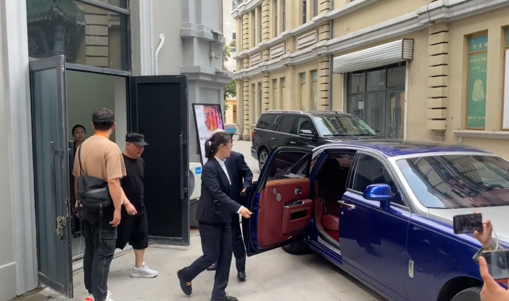 郭德纲座驾,473万,出行由侯震接送,同小区邻居开豪车的不少