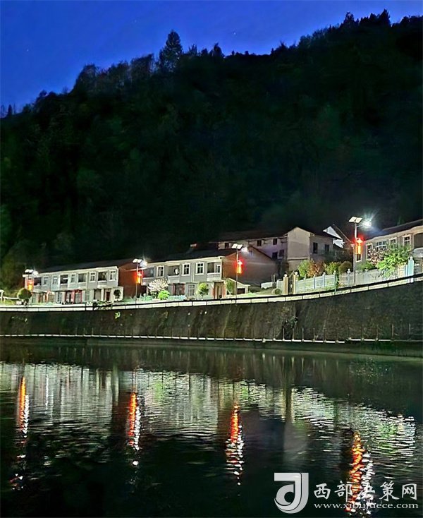 镇巴县平安镇强化河湖长制助力人居环境添彩