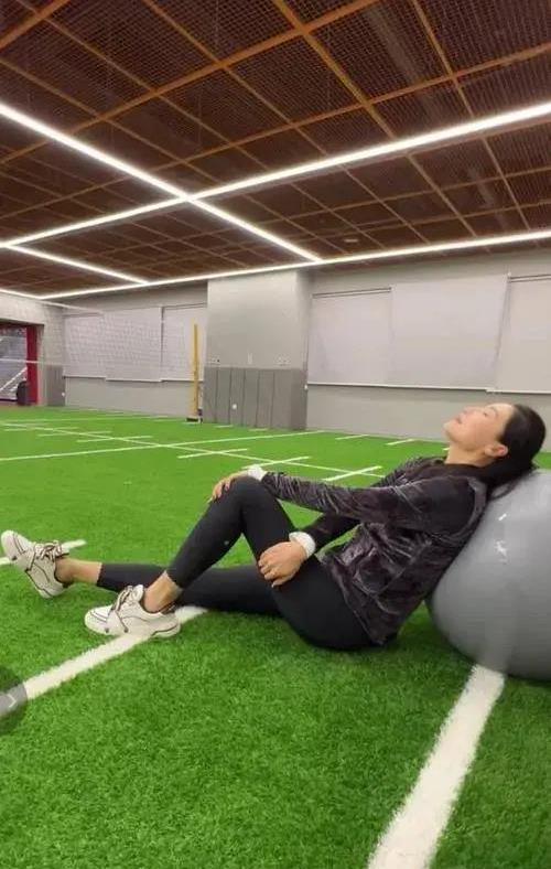 魏秋月:从运动员到身材网红,以"最美腰臀比"吸引众人!