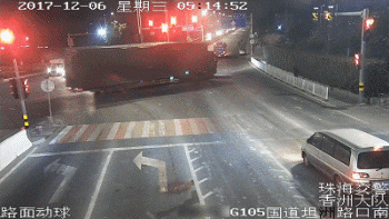 一轿车以90km/h时速抢黄灯，撞飞闯红灯电动自行车致1人死亡，司机被公诉！详情披露-有驾