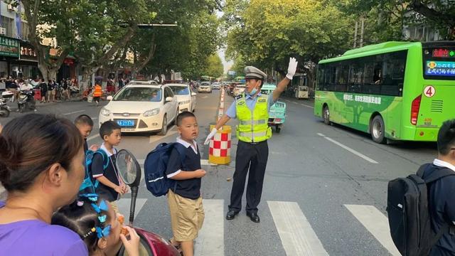 全国优秀人民警察郑传华:马路上的"平安守护者"