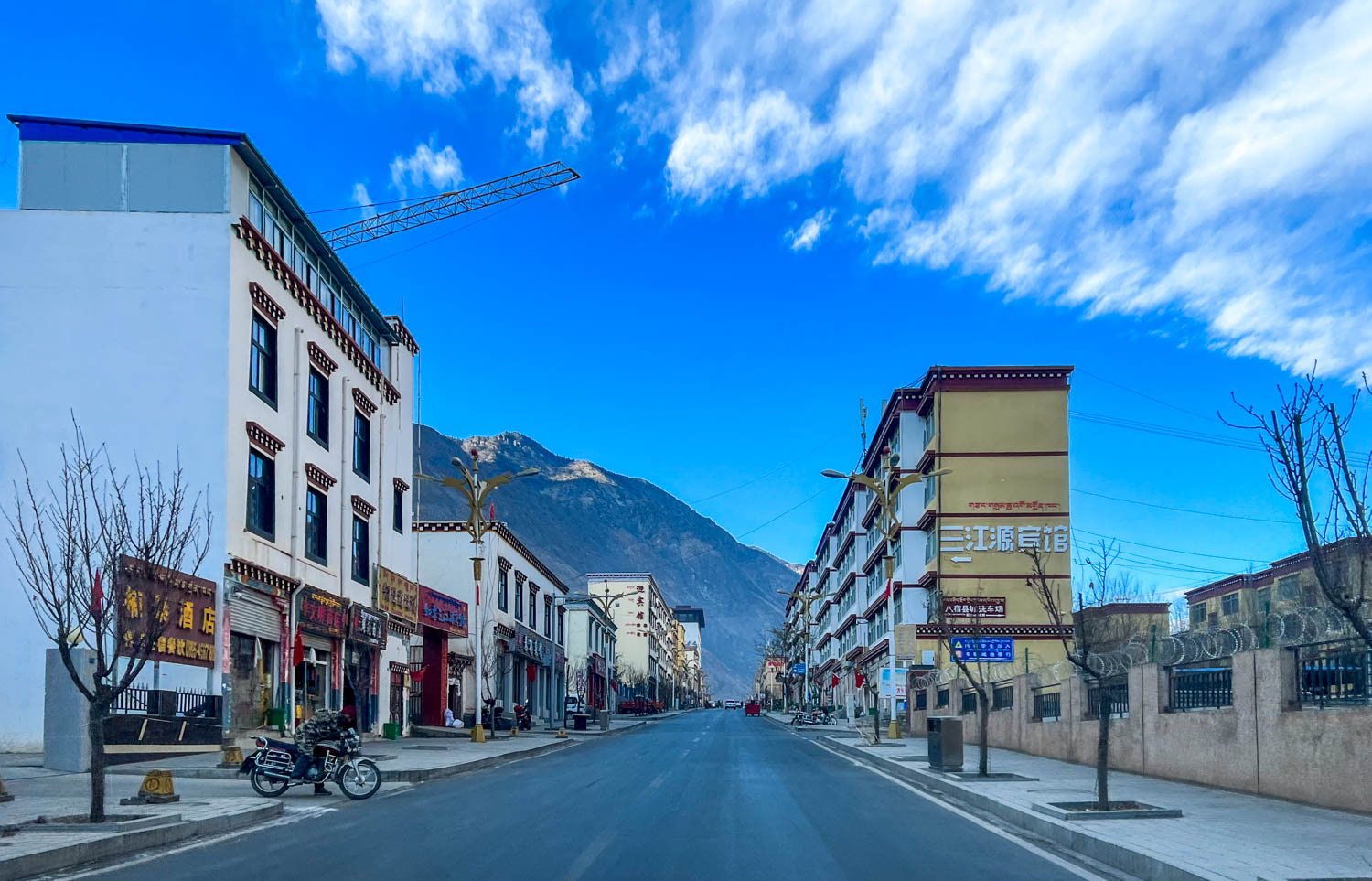 西藏东部的一线城市,全城只有一条街,冰川湖泊机场却闻名全国