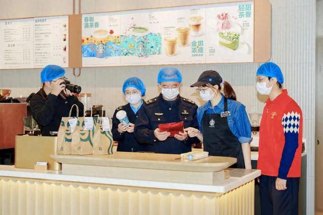 和主播的孵化"摇篮",云创直播小镇入驻了上百家小微企业和个人工作室