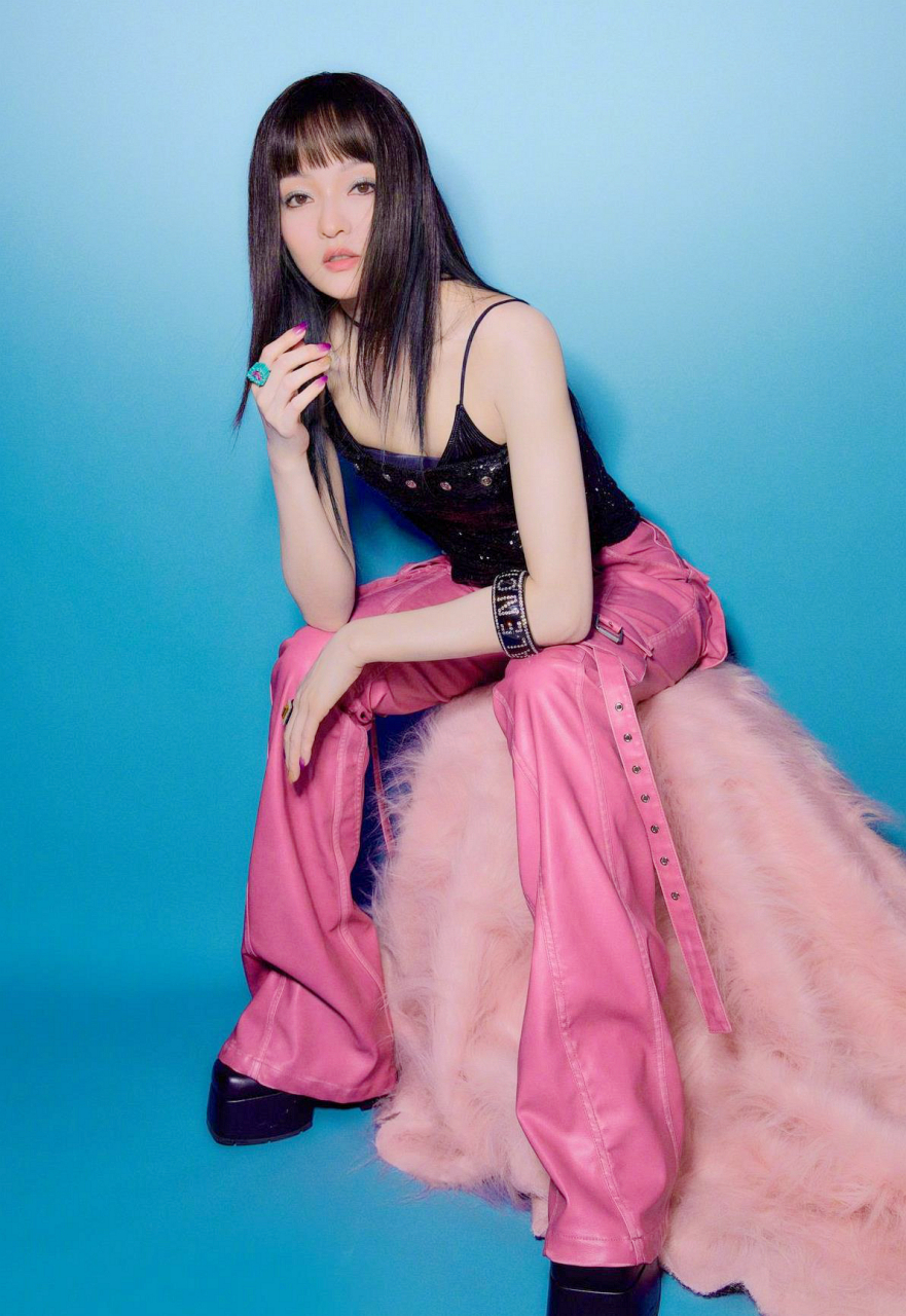 张韶涵宝刀姬风越来越大,黑色刘海直发,粉色皮裤,黑色背心,这次等他的