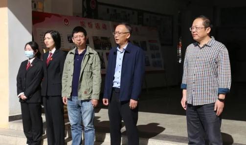 今天,龙南法院首个驻校法官工作站在龙南二中正式揭牌!