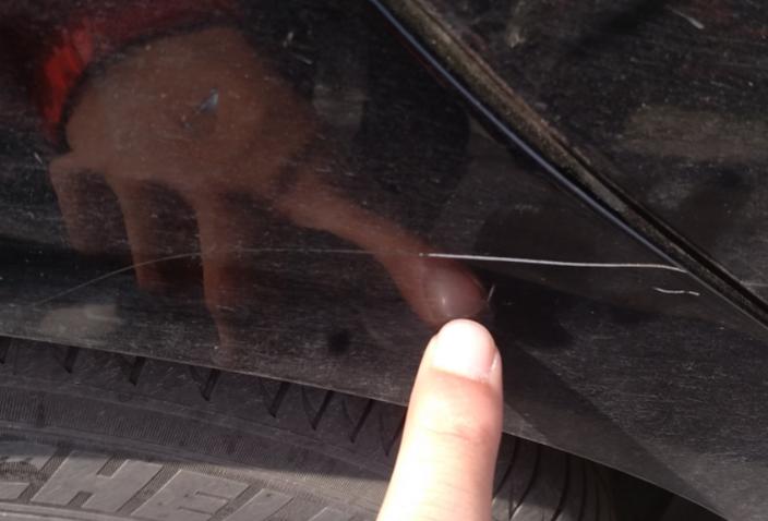 黑色塑料刮了怎么修复