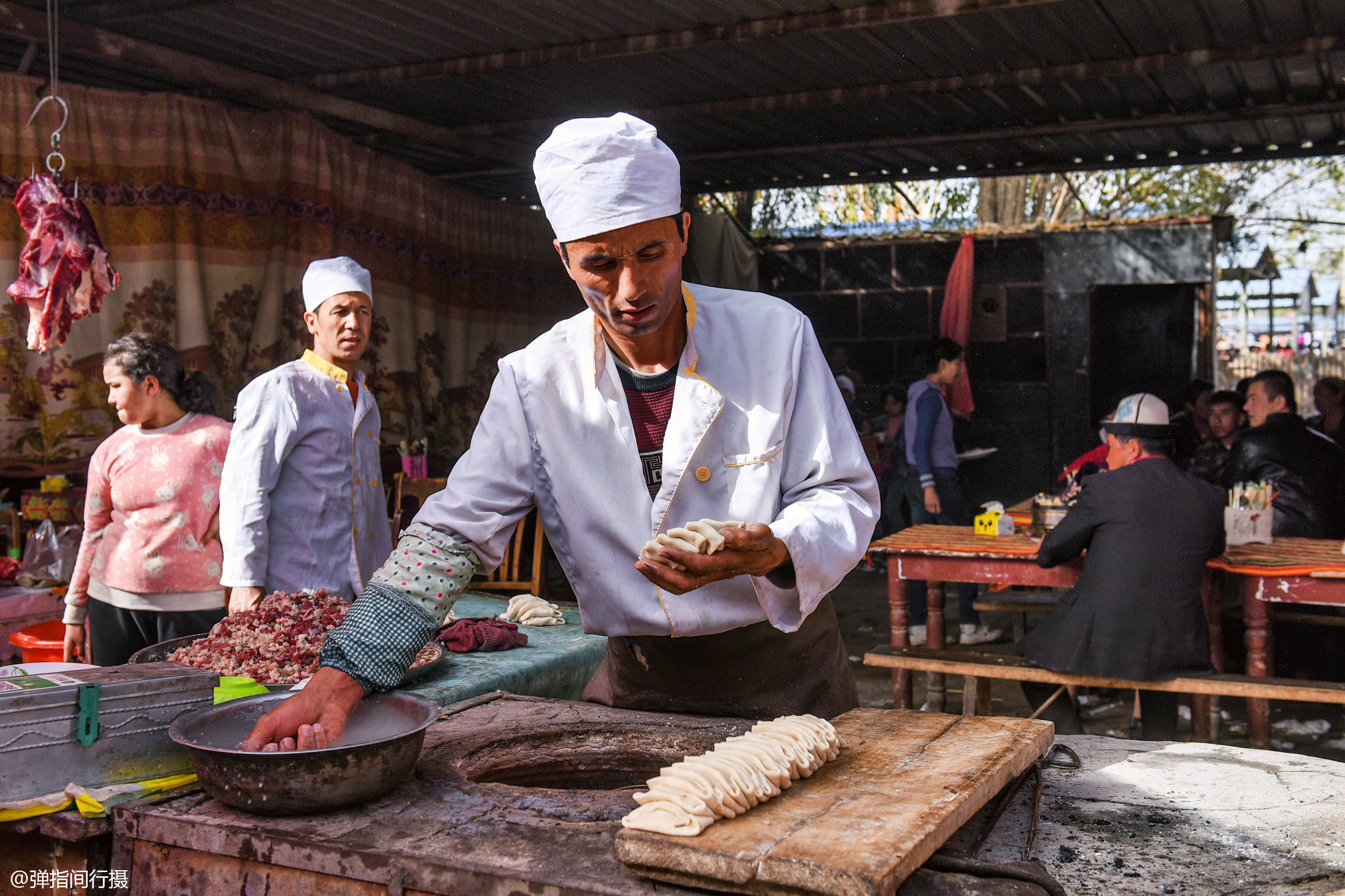 难得一见的新疆集市,各色风味小吃令人垂涎,物美价廉大饱口福