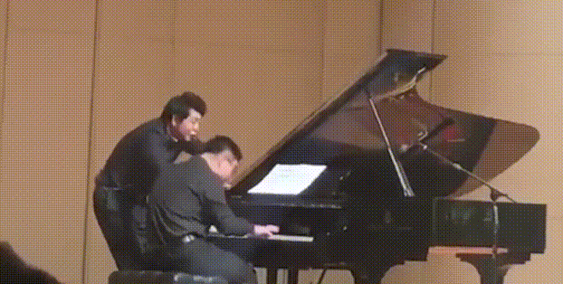 郎朗在路边弹钢琴,依然摇头晃脑,如痴如醉!网友大叹:接地气