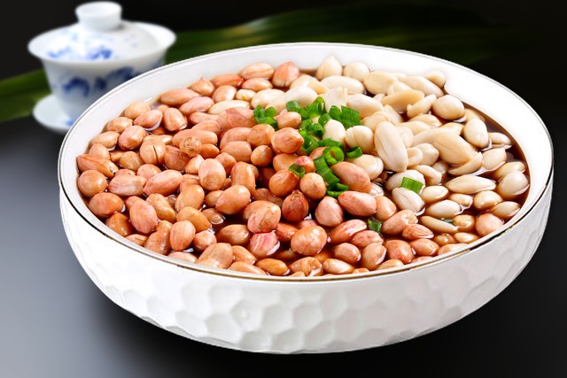 花生米泡蜂蜜步骤图片(花生泡蜂蜜水功效)