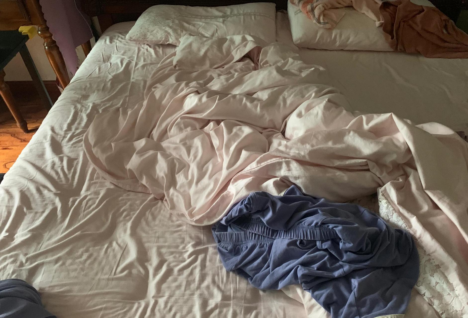 这就是我儿子媳妇的床,衣服被子乱糟糟的,不忍直视.