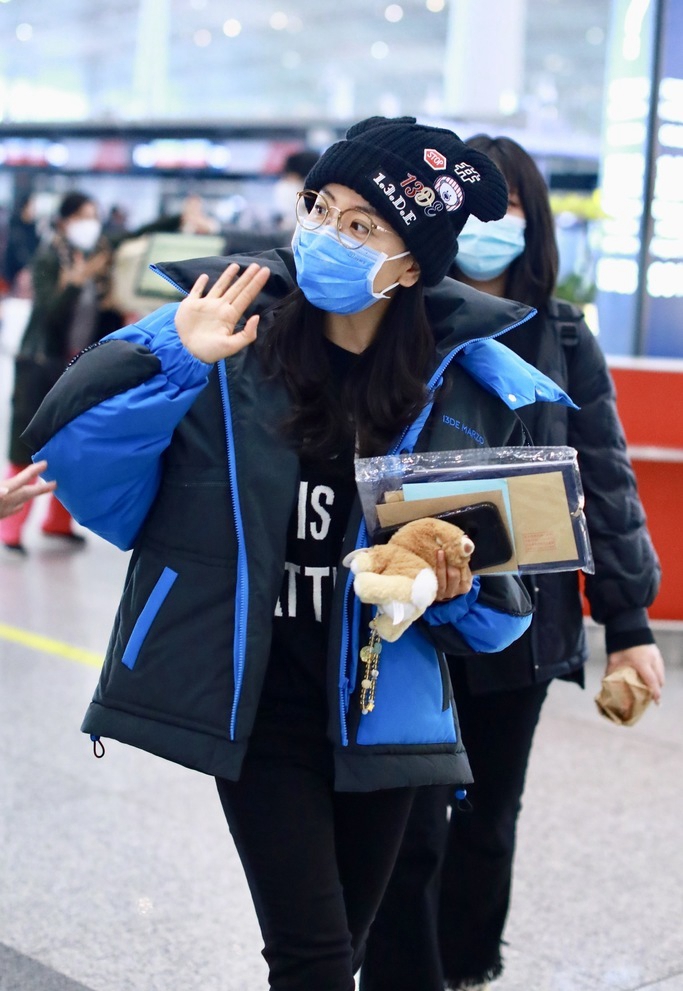杨蓉现身机场,蓝黑拼色羽绒服搭配小黑裤,休闲温暖又显高!
