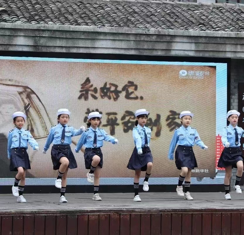 温州市墨池小学开展交通安全主题活动暨"共享头盔"启动仪式