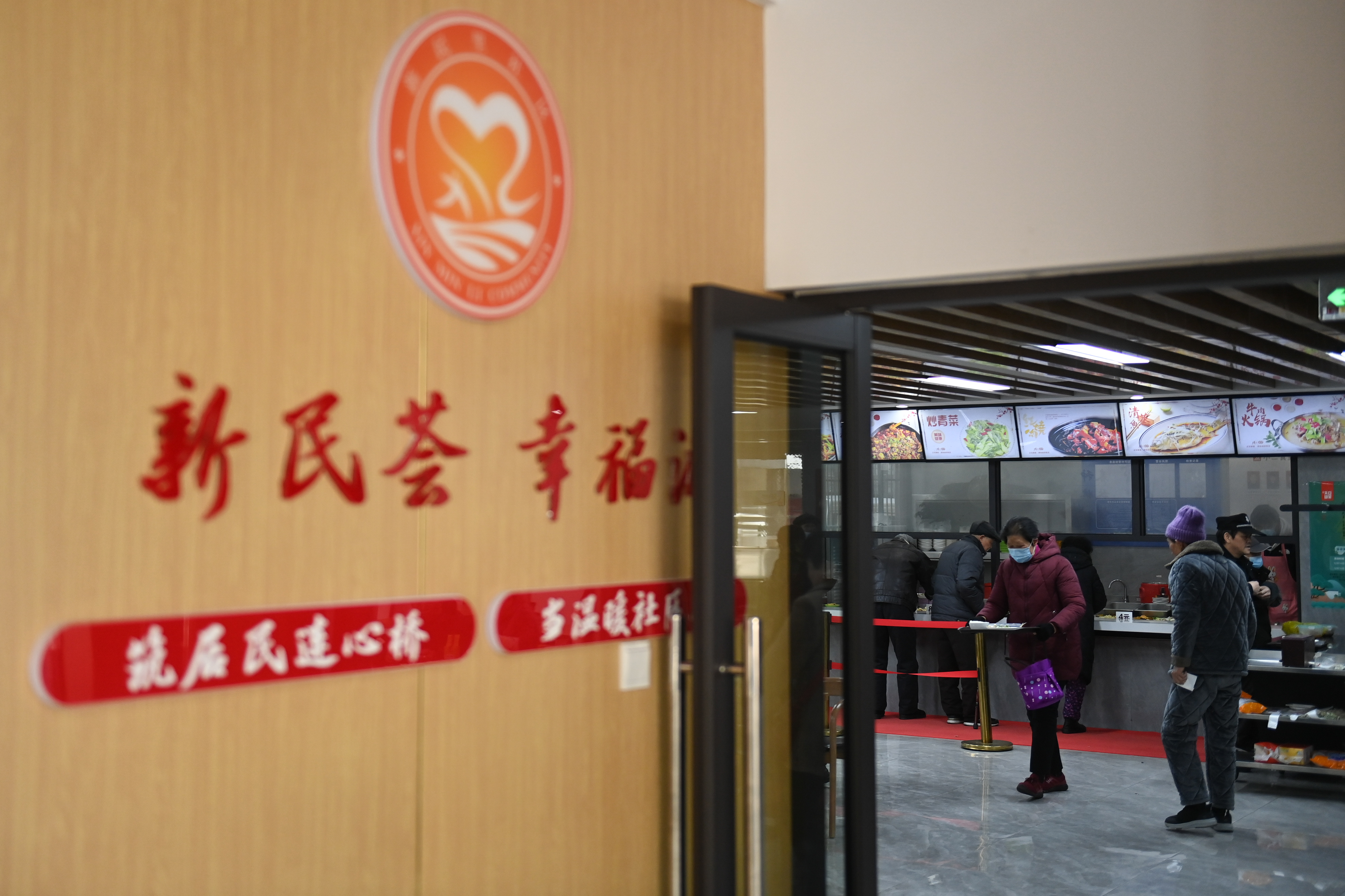 杭州临安:社区建起"幸福食堂" 方便老人就餐