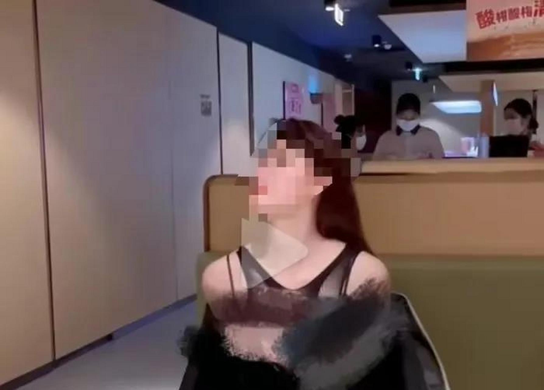 女子在海底捞拍大尺度照片一事,后来经过海底捞平台查实,该门店是在