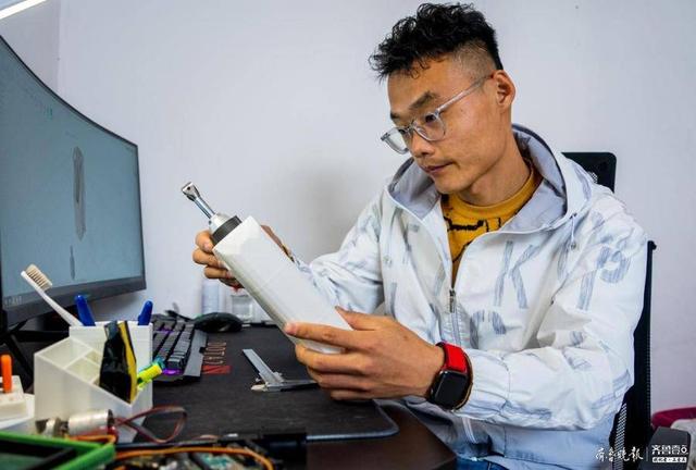 泪光中透着"硬核",理工男梁开宇"开挂"义肢改造