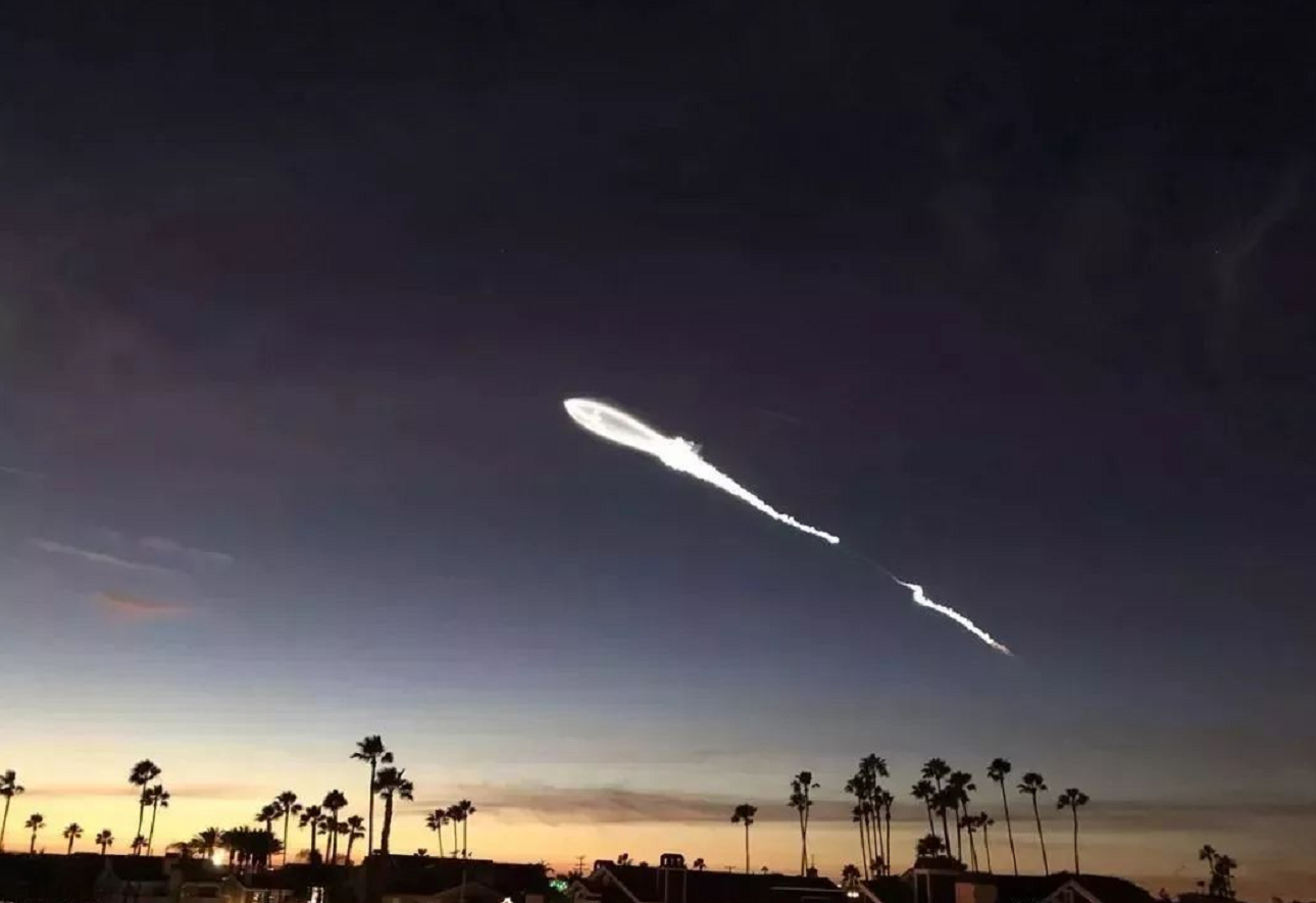 台南夜空中出现不明飞行物?目击者:就像发光的绳子,从空中飘过