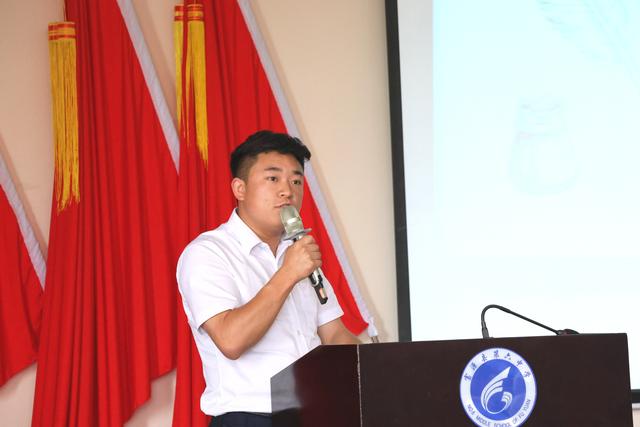 富源县第六中学举行教师读书慧谈活动