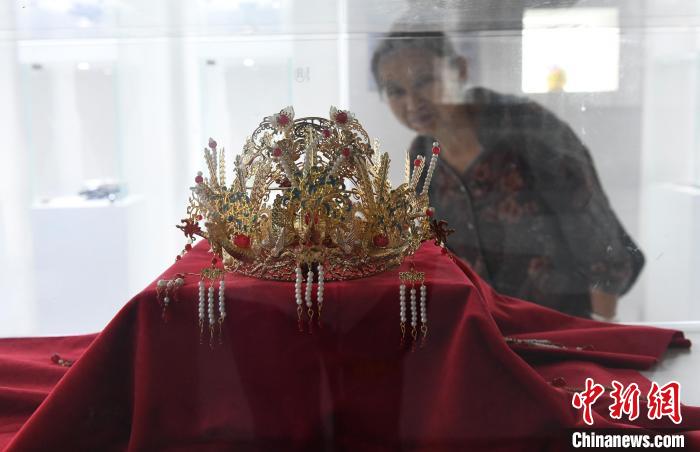 重庆:爱情博物馆吸引中老年市民回味甜蜜爱情