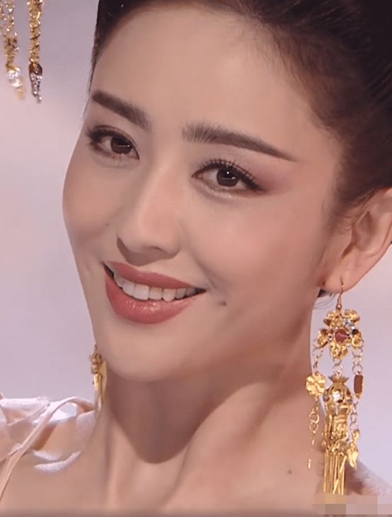 都说佟丽娅嘴巴是全脸最好看,当镜头拉近十倍,这脸谁会不羡慕