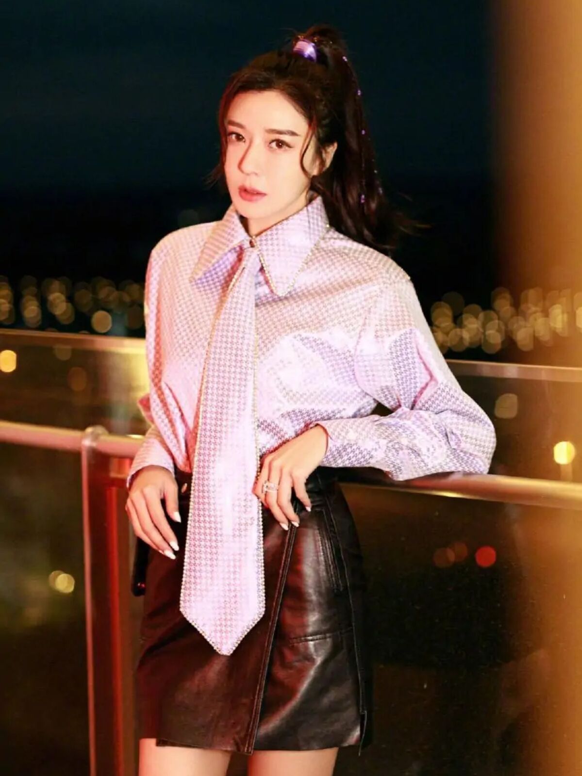 周韦彤穿衬衫也显优雅,身材比例更是优越,难怪能"撩"倒宅男