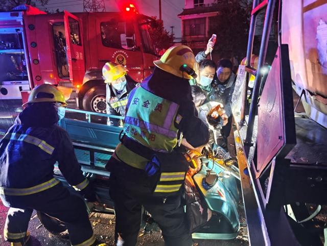 湖北老河口:电动三轮凌晨追尾槽罐车,消防紧急救援