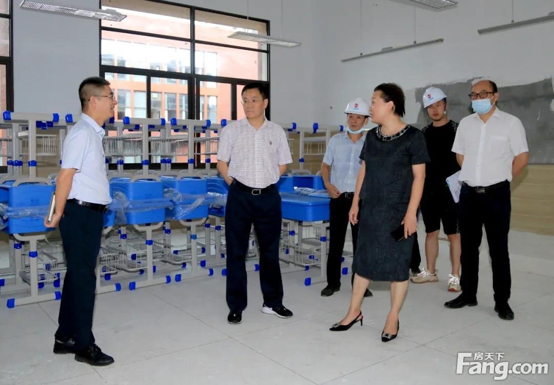市领导一行视察翠湖学校,目标9月1日顺利开学