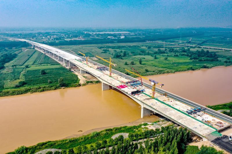 京昆高速改扩建项目渭河特大桥合龙